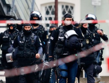 Άγριες συμπλοκές μεταξύ ακτιβιστών και αστυνομικών στην Κολωνία